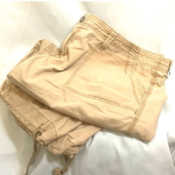 Levi’s Cargo Capris - Picture 3 of 8